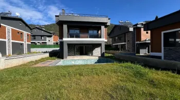 Uygun Fiyatlı Dört Yatak Odalı Müstakil Uzumlu Türk Villa